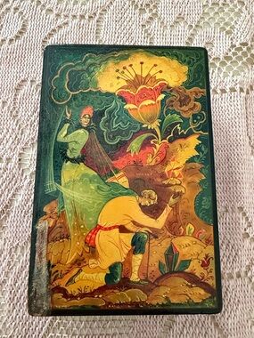 Vintage Russian Lacquered paper mache box-Queen and Kneeling Servant